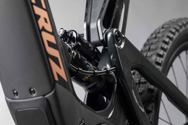   Das ausgeklügelte VPP-Hinterbau-System soll am Heckler auf E-MTB-Bedürfnisse getunt sein. An unmotorisierten Santa-Cruz-Bikes konnten die Hinterbauten meist mit großer Effektivität überzeugen.