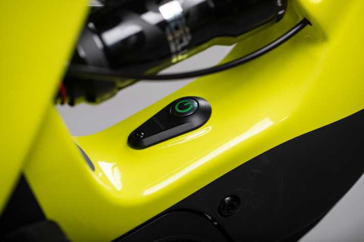   Und los! Der Power-Button für Shimanos Steps-System sitzt im Tretlagerbereich direkt über dem Motor.