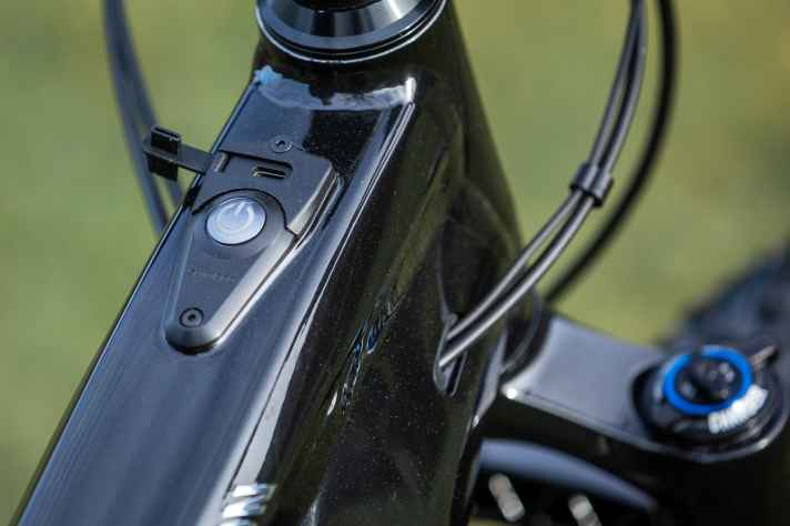   Per USB-C-Kabel lassen sich Smartphones, Lenkerlampen und Bike-Computer auch ganz einfach unterwegs aufladen.