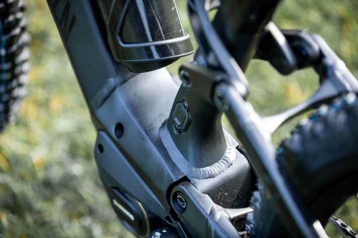   Die Ladebuchse für den Shimano-Akku befindet sich am unteren Ende des Sitzrohrs. Eine Plastikkappe soll die Elektronik zuverlässig gegen Feuchtigkeit und Dreck schützen.