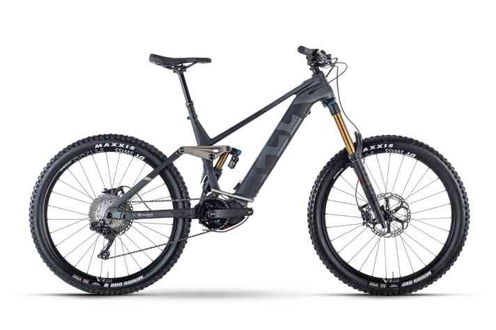   Das Hardcross ist das E-Enduro im Lineup der Schweinfurter. 180 Millimeter Federweg, 27,5 Zoll. Das Topmodell (im Bild) Hardcross 9 kostet 7499 Euro, darunter gibt´s drei Modelle ab 4799 Euro. Alle kommen mit EP8 und 630er-Akku.