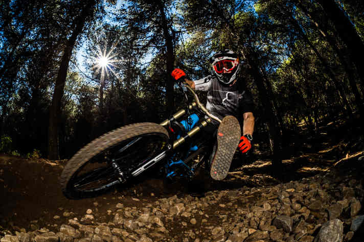   Der Carbon-Racer im EInsatz. Der Weiterentwicklung des Tues 2.0 wurde ein moderne Race-Geo verpasst. Hier beim Testride in Malaga.