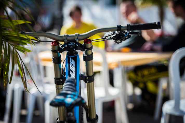   Und wie fährt sich der Carbon-Versender nun? In der neuen Ausgabe FREERIDE 1/15 erfahrt ihr es. Ab 3. März am Kiosk.