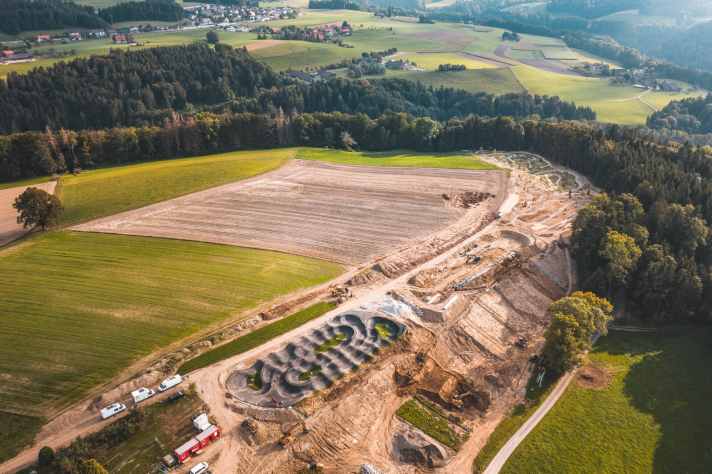   Swiss Bike Park: Unten in der Mitte sieht man den 300 Meter langen Pumptrack mit seinen Wellen.