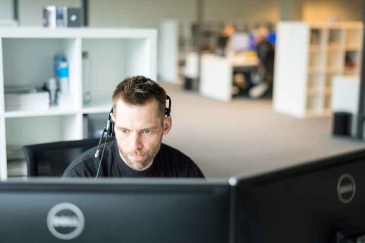   Callcenter-Urgestein Rainer ist der Experte für Komplett-Bikes. Probefahrten sind bei einem Internet-Versender wie Bike Components kaum möglich, vor allem wenn der Kunde weit entfernt wohnt. Also muss umso gründlicher beraten werden. Von der ersten Anfrage bis zur Bestellung vergehen oft Tage, manchmal auch Wochen oder Monate. Es kann auch sein, dass ein Kunde nach ausgiebiger Beratung gar nicht bestellt. "Die Beratung macht schon Mühe, aber wenn der Kunde am Ende glücklich ist, dann lohnt sich das ja auch", sagt Rainer. 
