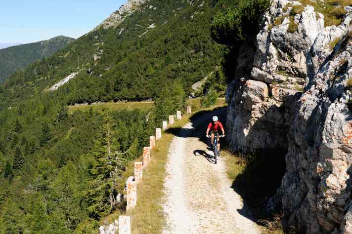   Die Hochebenen sind alles andere als eben oder flach. Auf den Militärstraßen geht es ständig bergauf und bergab.