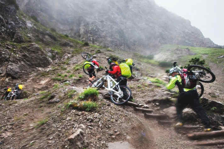 Die Tragepassage am Schrofenpass ist die Schlüsselstelle am ersten Tag der Heckmair-Route.