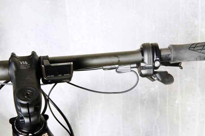   Canyon: Das Display am Vorbau und der Schalthebel gehören zur elektronischen XTR Di2-Schaltung.