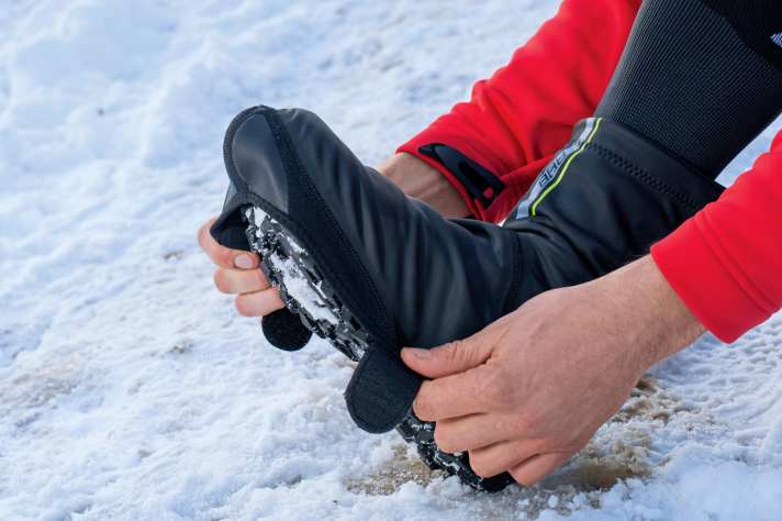 Wer auf MTB-Winterschuhe verzichten will, kann zu dicken Neopren-Überschuhen (z.B. BBB Arctic Duty OSS oder GripGrab Arctic X) greifen. Bei deutlichen Minusgraden kommen die allerdings an ihre Grenzen.