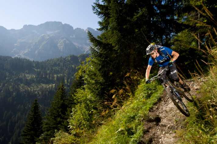   Matt Hunter im Tiefflug nach Champéry hinunter