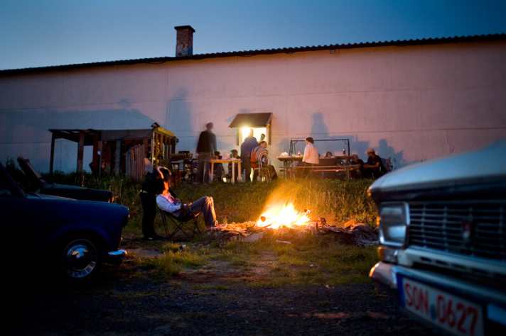   Gnadenhof der Ostmobile: vorglühen für die Ossi-Party vor der Trabi-Club-Zentrale Sonneberg, ehemals Garage der Grenztruppen.