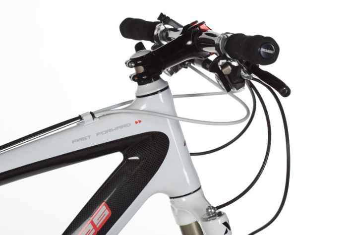   Lenkzentrale: Durch das lange Steuerrohr fällt die Sitzposition für ein Race-Hardtail recht bequem aus. In der Serie soll das Cockpit durch einen dünneren Abschluss-Spacer und breiteren Lenker optimiert werden.