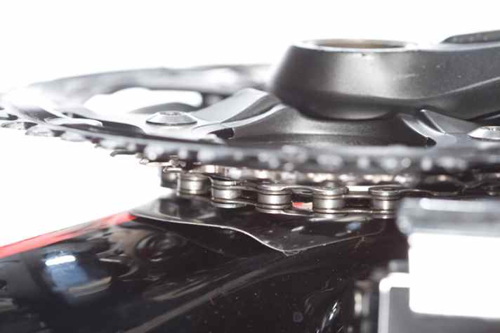   Schutzlos: Gut, mit allerlei metallblechen präpariert Cube den Rahmen gegen Angriffe der Kette. Die Bleche lösen sich aber schon im Neuzustand.