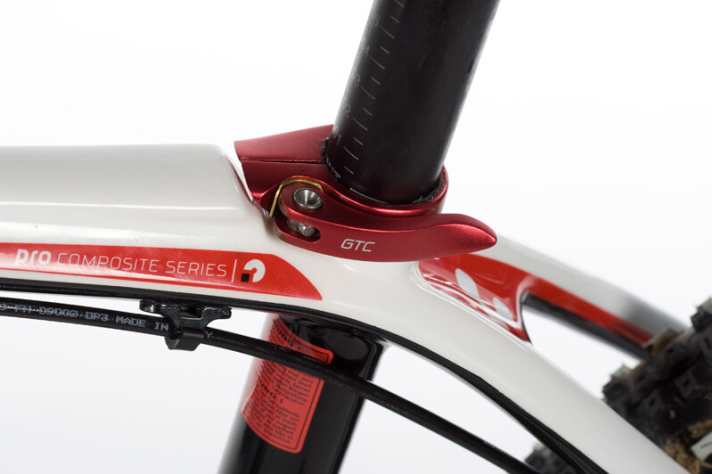   Fingerfalle: Der Hebel des Sattelschnellspanners endet in einer scharfen Spitze. Selbst mit Handschuhen ist er unangenehm zu bedienen.