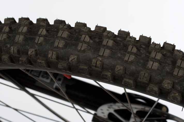   Die fetten Kenda-Schlappen kleben wie Kaugummi und drücken enorm auf die Waage.