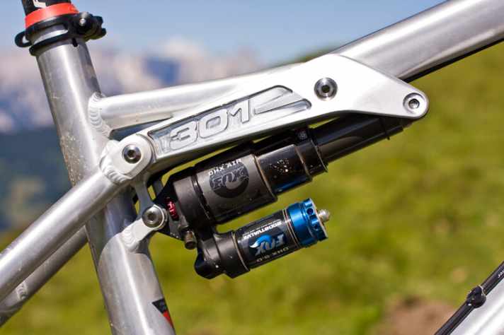   Neue Wippe und längerer DHX-Dämpfer mit mehr Hub sorgen für 170 mm Federweg. In der vorderen Aufnahme sitzt ein Nadellager.