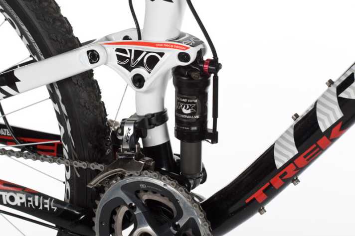   Der Dämpfer-Remote ist doppelt überflüssig. 1. Die Plattform ist kaum spürbar. 2. Der Hinterbau wippt sowieso nicht.