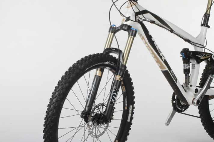   Fox: Die 150er-Talas-32-Gabel mit nur noch zwei Federwegen funktionierte ausgezeichnet. Beste Wahl für diese Kategorie.