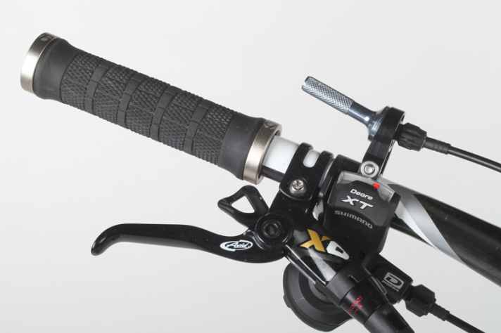   Trek liefert mit 660 mm den schmalsten Lenker. Im Vergleich zu den bis 740 mm breiten Bügeln weniger Kontrolle.