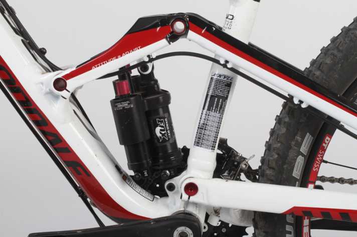   Anleitung zur Abstimmung gibt’s bei Cannondale und Scott direkt am Dämpfer. Gut so!