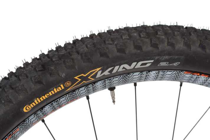   Continental X-King 2,4: Die breite Version des CC-Pneus (an Focus und Rocky Mountain) rollt sehr gut bei geringem Gewicht, bietet aber mäßigen Pannenschutz.