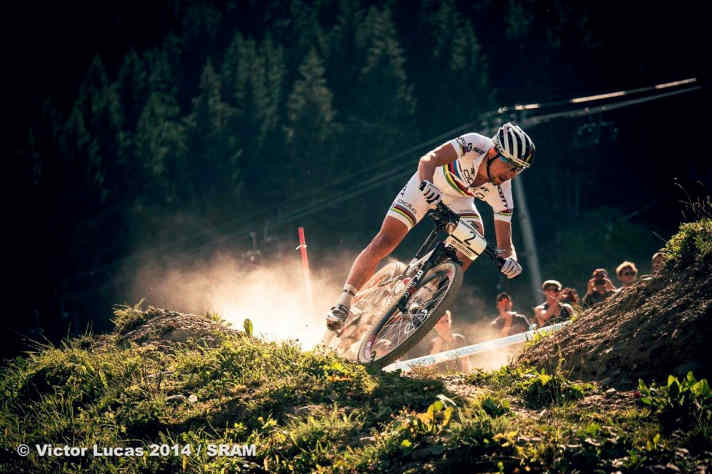   Alleine vorneweg: Nino Schurter zeigt im Worldcup seine Extraklasse – vor allem bei technischen Abfahrten.