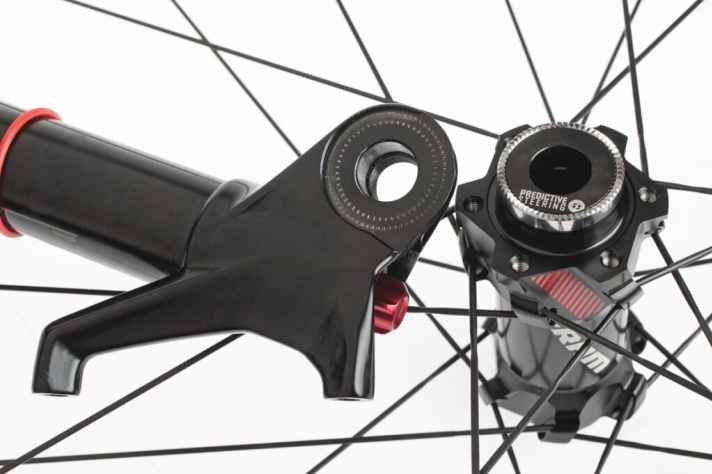   Predictive Steering, eine spezielle Achskonstruktion mit einteiliger Aluhülse und Steckachse, soll der RS-1 Steifigkeit verleihen.