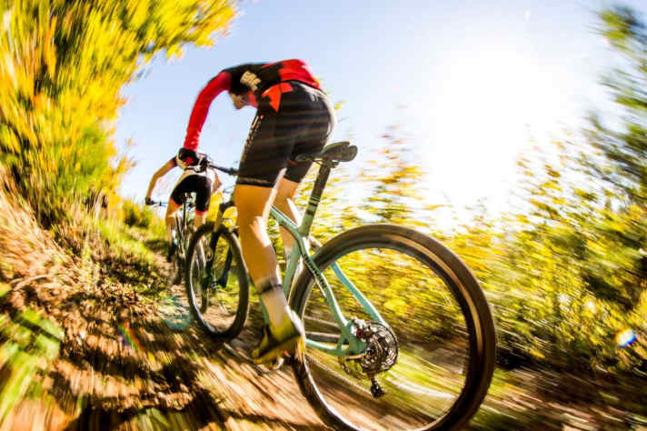   Mit mächtig Druck auf den Pedalen und Fahrtwind in den Speichen blühen die 9-Kilo-Hardtails erst so richtig auf.
