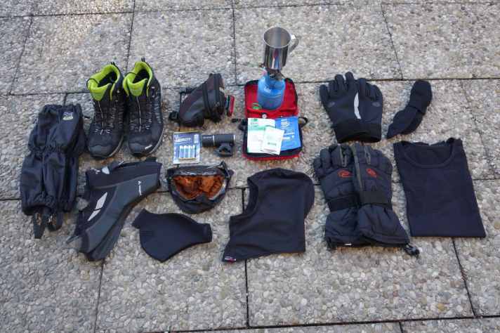   Wer mit dem Mountainbike durch den Schnee will, braucht eine spezielle Ausrüstung. Diese Dinge sollten Sie dabei haben.