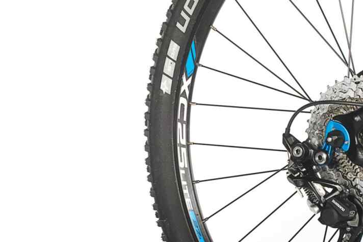   Leichte Felgen und leichte Schwalbe-Evolution-Reifen helfen, das Laufradgewicht gering zu halten, was sich positiv beim Beschleunigen auswirkt.