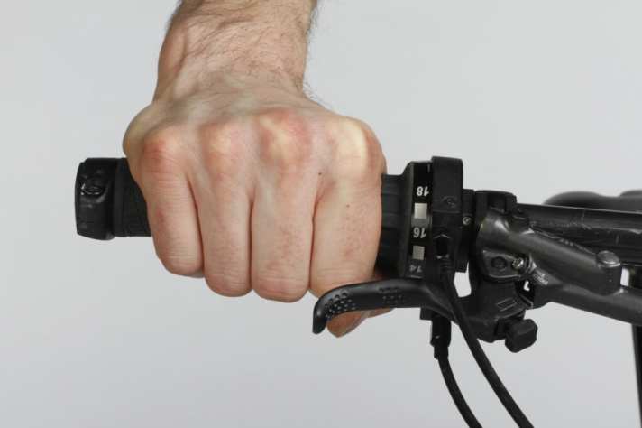   Umstrittener Drehgriff: Ergonomisch ist er top. Dazu leicht und robust, weil simpel aufgebaut. Nach einer kurzen Hochphase in den Neunzigern sind Gripshifter heute bei den Kettenschaltungen trotzdem fast ausgestorben. Der geteilte Griff stört viele Biker. Beim Pinion-Getriebe ist er aber ein konstruktives Muss.
