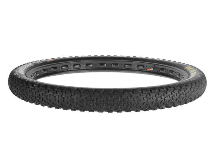    Maxxis Chronicle 29 x 3.0: Der eben erst auf der Euorbike vorgestellte jüngste Zuwachs der 29+Familie soll sich durch seine sehr guten Rolleigenschaften und den Kurvenhalt auch auf wechselnden Böden auszeichnen. Bei knapp über 1000 g für den 120-TPI-Reifen in 3,0"-Breite liegt der VK bei 119 Euro