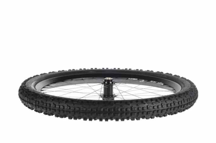    SURLY Dirt wizard 26 x 2,75: Als zweites Reifenprofil der Plus-Pioniere mag es der grobstollige Reifen gerne etwas rauer und schreckt auch vor feuchten und tiefen Böden nicht zurück. Aktuell der einzige 26+Reifen und nur in 2,75" Breite, ist er auch in 29 x 3.0" angekündigt.