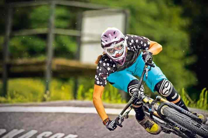   Schnell und schön: Steffi Marth weiß, wie sie ihr Bike fürs Foto stylisch in den Turn legen muss, ihren Profi-Kolleginnen scheint sie das nicht zu verraten.