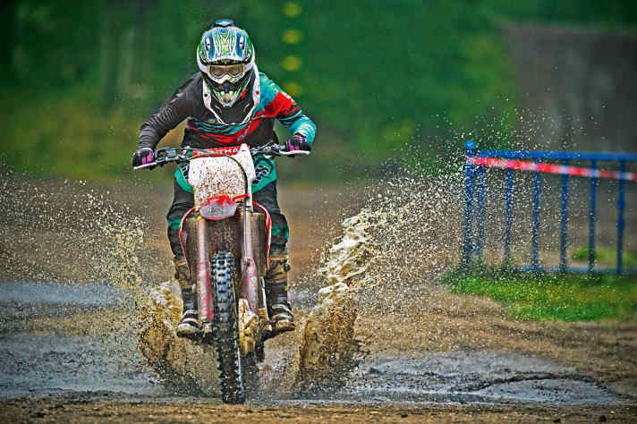   Will immer und überall Gas geben – gerne auch auf der Motocross-Maschine.