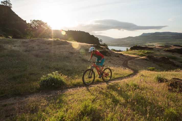 Mehr Fahrspaß, weniger Kompromisse: Spezielle Mountainbikes für Frauen machen Sinn.