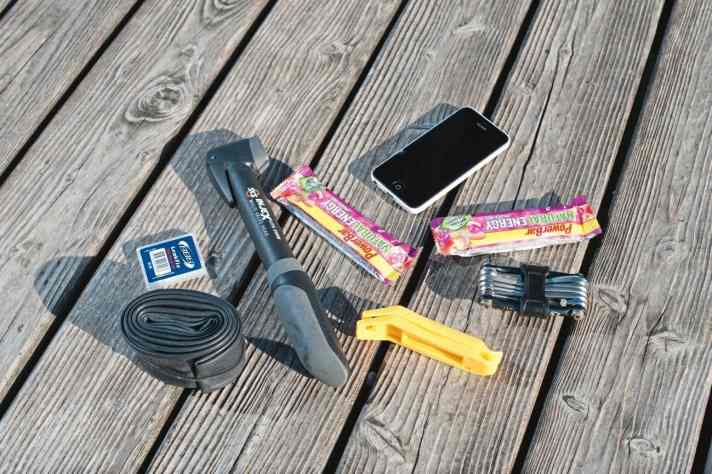  Das muss mit auf eine Mountainbike-Tour: Flickzeug, Ersatzschlauch, Luftpumpe, Reifenheber, Riegel, Handy, Mini-Tool.
