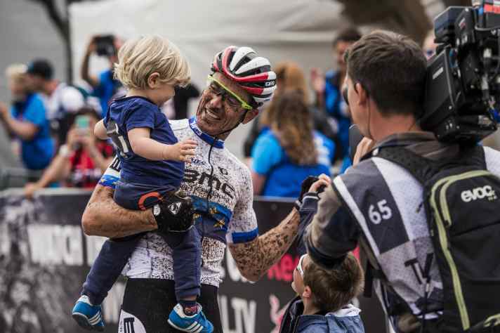   Julien Absalon feiert seinen Sieg mit seinem Nachwuchs 2016 in La Bresse, nahe der eigenen Heimat. Es wird sein letzter Worldcup-Sieg bleiben.