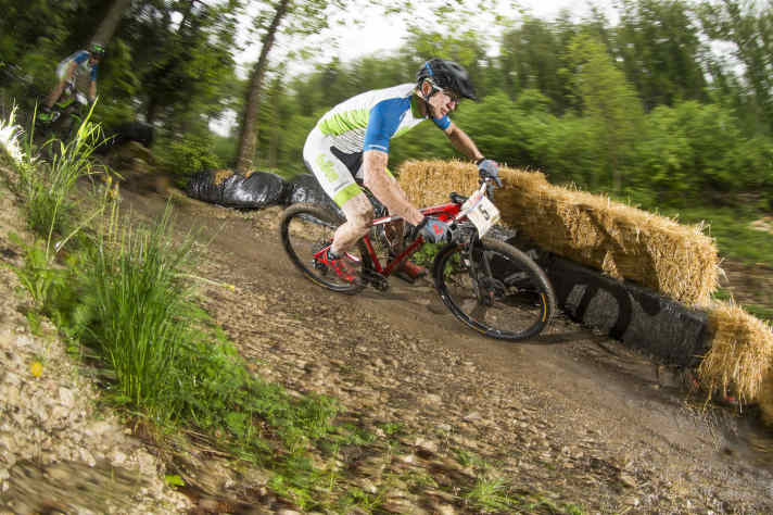   Geboren für die Rennstrecke: Beim Worldcup in Albstadt durften wir das Focus Raven Max und seine Konkurrenten – die Bikes von Scott, Cannondale und Specialized – eine Runde durch den Matsch scheuchen.