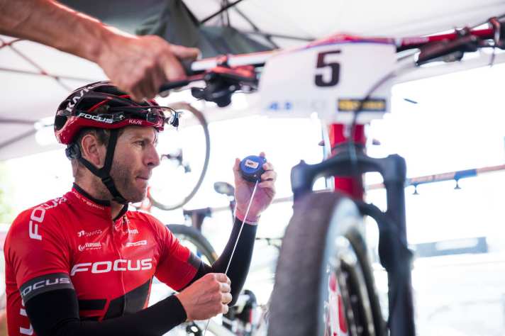   Vertrauen ist gut, Kontrolle ist besser: Vor dem Start kontrolliert Florian Vogel selbst noch die korrekte Sattelhöhe, schließlich geht es für ihn in Albstadt um mehr als nur ein paar UCI-Punkte.