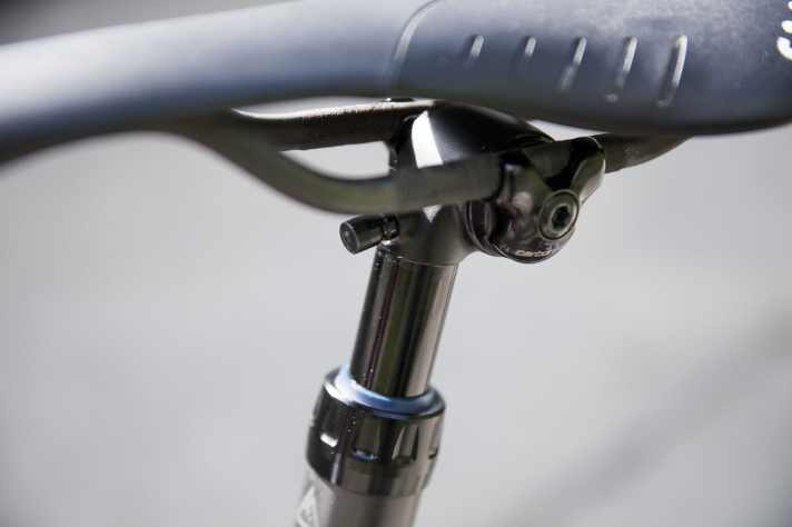   Nein, wir haben nicht aus Versehen ein Foto eines Enduro-Bikes erwischt – auch im Cross Country-Worldcup setzen immer mehr Fahrer auf absenkbare Sattelstützen. Hier Vogels Stütze mit 35 mm Hub. 