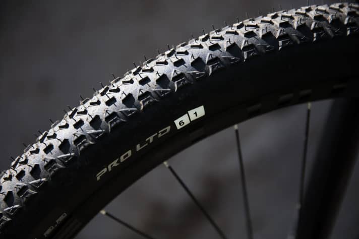   Die Continental-Reifen an Vogels Bike: Die erste Zahl kennzeichnet die Karkasse, die zweite die Gummimischung. Ob es diese Kombi jemals regulär zu kaufen geben wird, steht noch in den Sternen. Bisher versorgt Conti nur seine Profi-Teams mit den Spezialreifen.