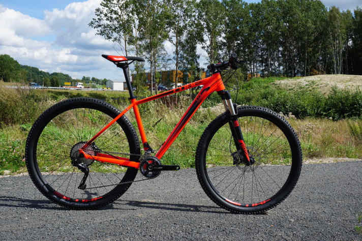   Beim Hardtail Cube Limited bleibt der Rahmen im Vergleich zum Modell 2016 unverändert. Insgesamt gibt es drei Version der Aluminium-Hardtails mit jeweils einer Farboption. Hier das Cube LTD Race in Rot.