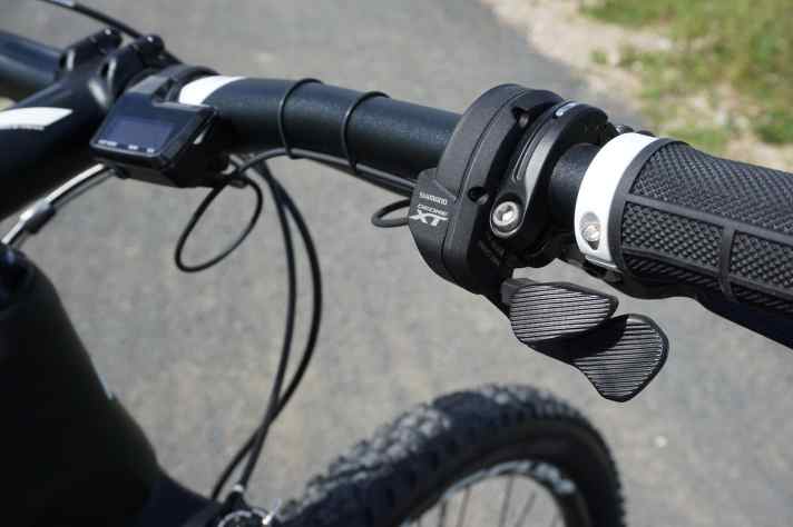   Das Reaction Race One kommt mit nur einem Schalthebel aus, der Umwerfer an der Kurbel wird über die Di2-Syncroshift-Funktion automatisch angesteuert.