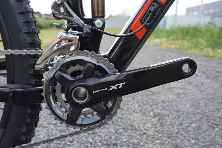   Beim Stereo 120 setzt Cube aufgrund der größeren Übersetzungsbandbreite ausschließlich auf 2x11-Antriebe von Shimano. Hier die Zweifach-XT-Kurbel des Stereo 120 HPC SL.