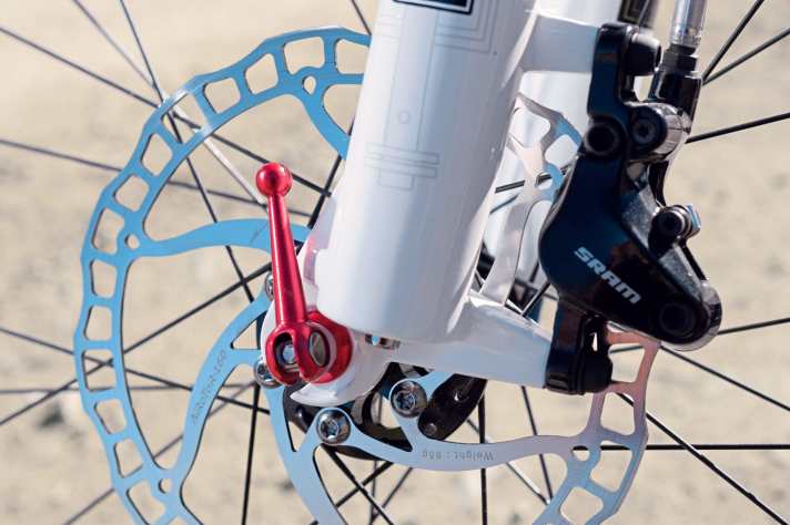 Rot eloxierte Tuning-Parts setzen am Vpace Max24 Akzente und reduzieren das Gewicht.