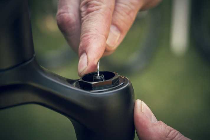   Den gesamten Luftdruck in der Gabel ablassen. Dabei die Gabel mehrfach zusammendrücken und erneut Luft ablassen.