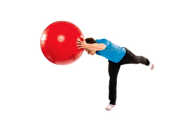   Waage mit Ball: 2. Heben Sie nun den Ball nach vorne, bis die Arme, Oberkörper und Beine waagerecht zum Boden stehen. Halten Sie diese Position für zirka drei mal 20 Sekunden. Danach Beinwechsel.