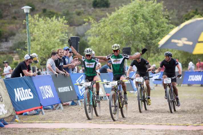   Beim Cape Epic räumten Jenny Rissveds und Thomas Frischknecht richtig ab. Sie dominierten das gesamte Rennen und fuhren zu einem glasklaren Sieg in der Mixed-Wertung.