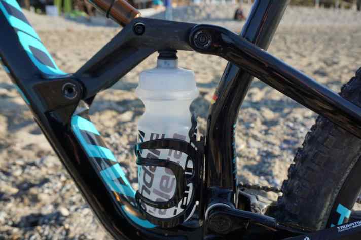   In Bikes mit der Rahmengröße L passt eine mittelgroße Trinkflasche. 